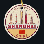 Shanghai China City Skyline Emblem Keramik Ornament<br><div class="desc">Shanghai minimalistisch,  bunt Kunstdesign mit Denkmälern und Sehenswürdigkeiten der Stadt in der China.</div>
