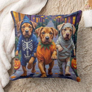 Shar Pei Hunde beim Trick-or-Treaten Halloween-Kos Kissen
