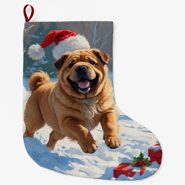 Shar Pei läuft im Schnee mit Weihnachtshut Großer Weihnachtsstrumpf (Vorderseite)