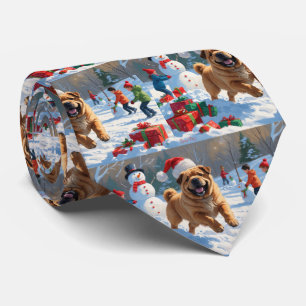 Shar Pei läuft im Schnee mit Weihnachtshut Krawatte