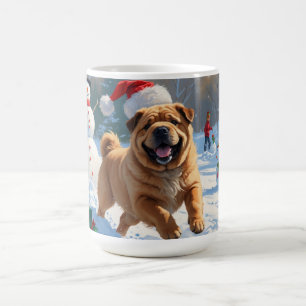Shar Pei läuft im Schnee mit Weihnachtsmütze Kaffeetasse