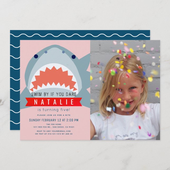 Shark Pink & Navy Blue Pool Foto Girl Birthday Einladung (Vorne/Hinten)