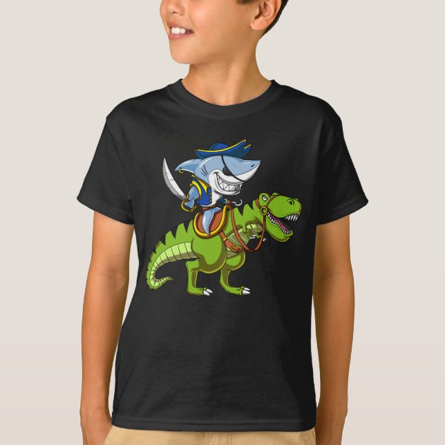 Shark Pirate Riding A T-Rex Dinosaur Fantasy T-Shirt (Vorderseite)