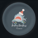 Shark Santa Claus Blue Christmas Holiday Pappteller<br><div class="desc">Diese niedliche Weihnachtsfeiertagsplatte mit marineblau-blauem Hintergrund mit Haimustern mit Weihnachtsmannmütze und Weihnachtsbeleuchtung. Ändern Sie die Hintergrundfarben und personalisieren Sie sie für Ihre Bedürfnisse. In meinem Geschäft finden Sie passende Produkte.</div>