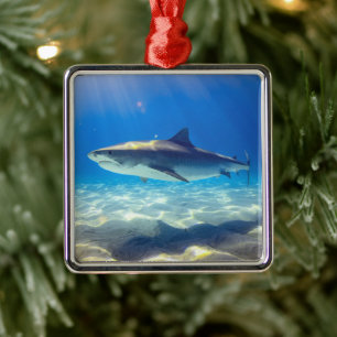 Shark Swimming Blue Ocean Water Ornament Aus Metall
