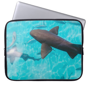 SHARKS ON BODY OF WATER LAPTOPSCHUTZHÜLLE