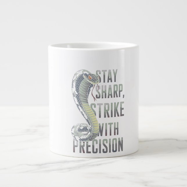 Sharp bleibe, Strike mit Präzision - Cobra Design Jumbo-Tasse (Vorderseite)