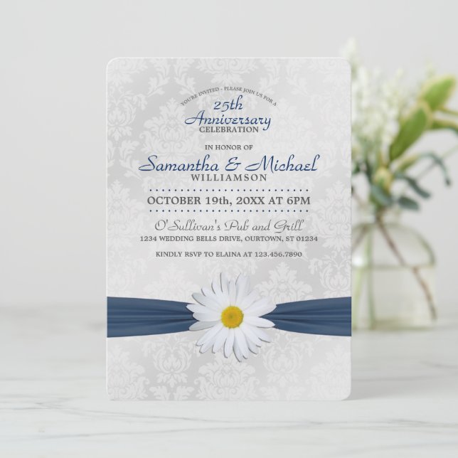 Shasta Daisy Navy Blue Anniversary Party Einladung (Stehend Vorderseite)