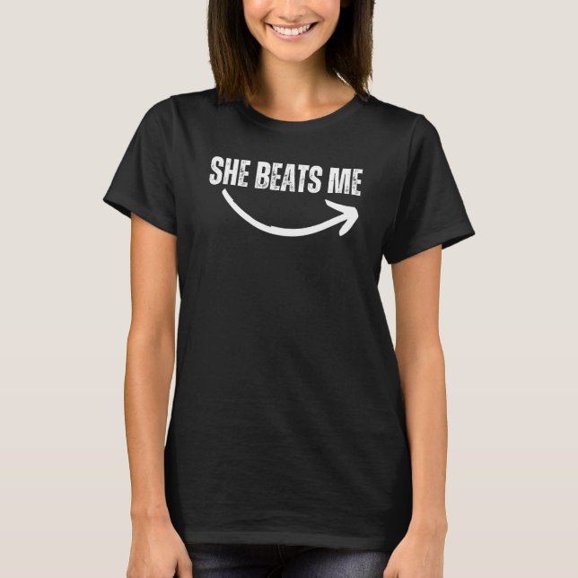 She Beats Me She's Beating Me Arrow Pointing Sign  T-Shirt (Vorderseite)