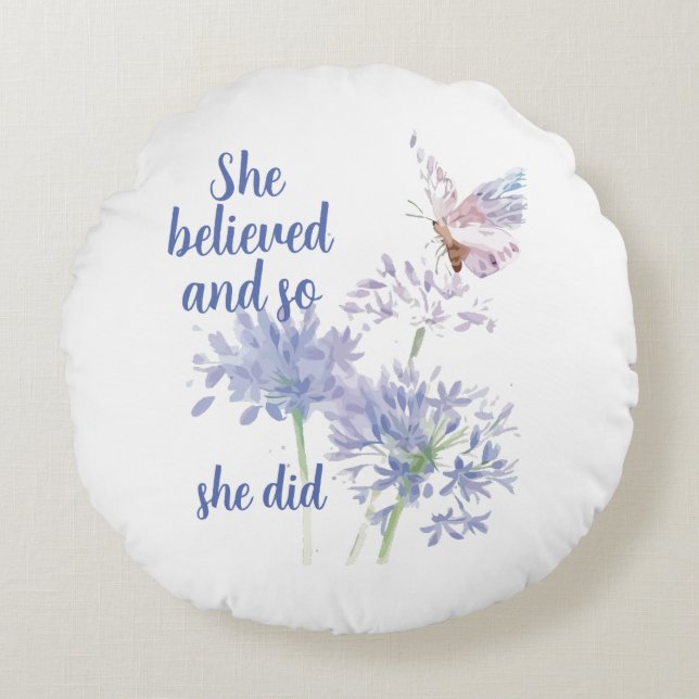 She believed and so Motivational Quote Butterfly Rundes Kissen (Vorderseite)