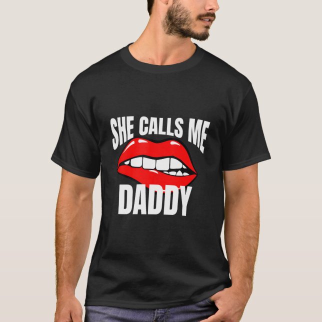 She Calls Me Daddy Humor For A Humor T-Shirt (Vorderseite)