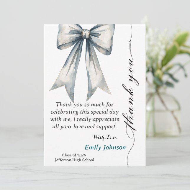 She did it Graduation Thank you  Photo Blue Bow  Einladung (Stehend Vorderseite)