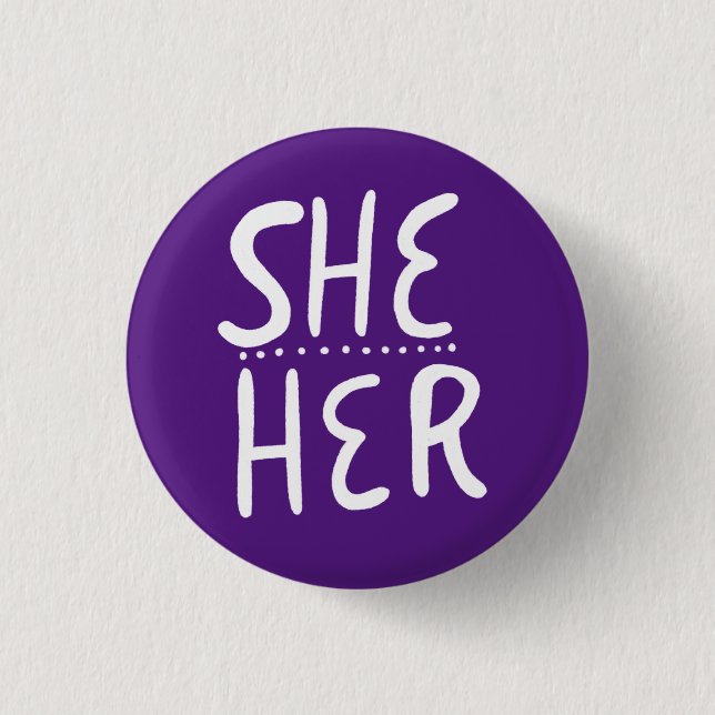 SHE/HER Pronouns Lila Weißhandschrift Minimal Button (Vorderseite)