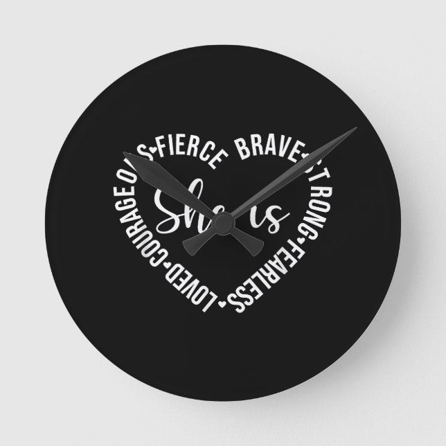 She Is Loved Courageous Fierce Brave Strong Fearle Runde Wanduhr (Vorderseite)