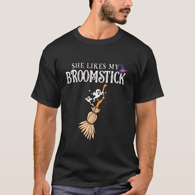 She Likes My Broomstick I Love Her Pumpkins Couple T-Shirt (Vorderseite)