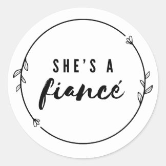 She’s a Fiancé Elegant Engagement Bridal Party Runder Aufkleber