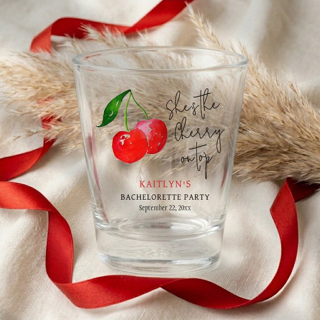 She’s the Cherry on Top Bachelorette Party Favor Schnapsglas (Von Creator hochgeladen)