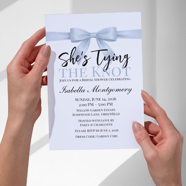 She’s Tying the Knot Theme Sky Blue Bow Einladung (She’s Tying the Knot Theme Sky Blue Bow Invitation
)