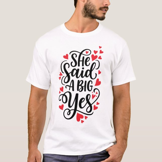 She Said A Big Yes Bold Engagement Announcement &  T-Shirt (Vorderseite)