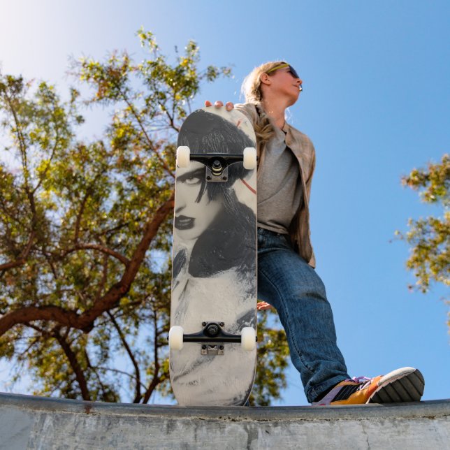 She Who Is... Skateboard (Außenbereich 1)