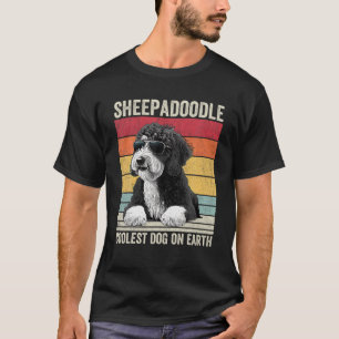 Sheepadoodle Coolster Hund auf der Erde Sheepadood T-Shirt