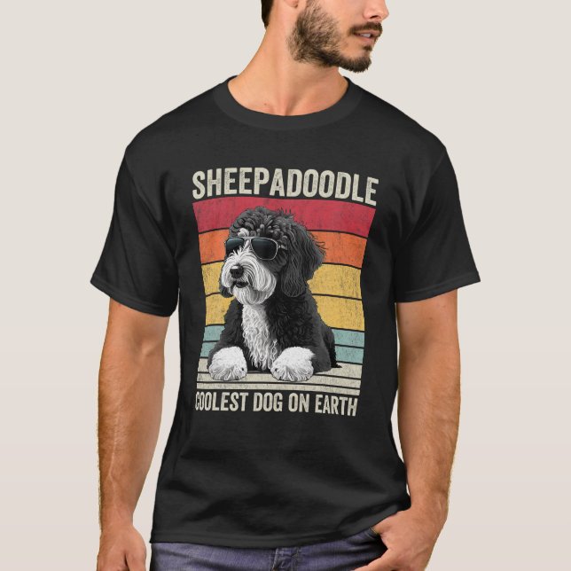Sheepadoodle Coolster Hund auf der Erde Sheepadood T-Shirt (Vorderseite)