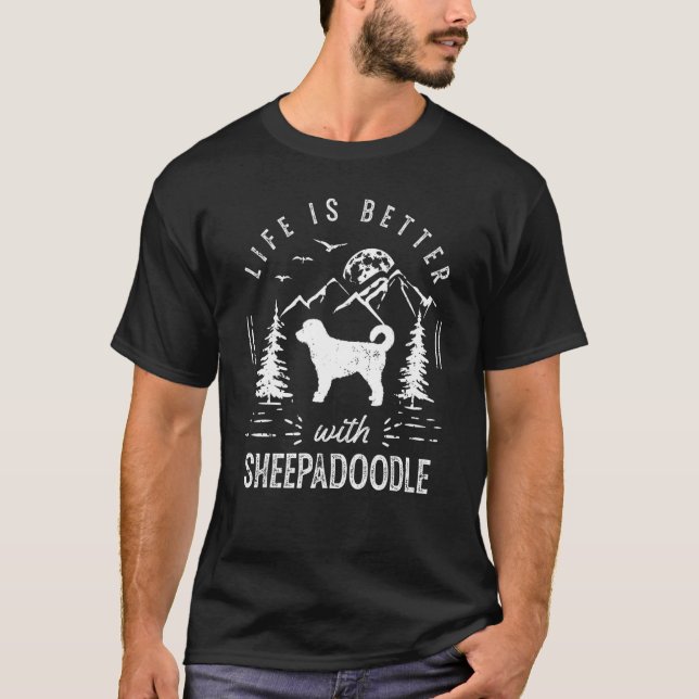 Sheepadoodle Life Better Mama Vater Hund T-Shirt (Vorderseite)