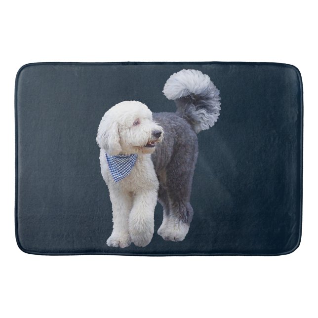 Sheepadoodle mit blauem karierten Schal Badematte (Vorderseite)