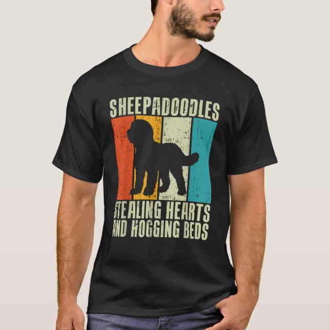 Sheepadoodles Stealing Hearts and Hogging Beds She T-Shirt (Vorderseite)