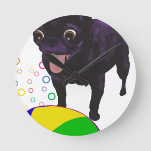 Sheila Mops - Ball-Liebe Runde Wanduhr