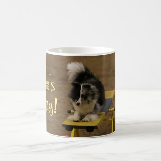Sheltie, das an einer Agility-Schaukel hängt Tasse (Mittel)
