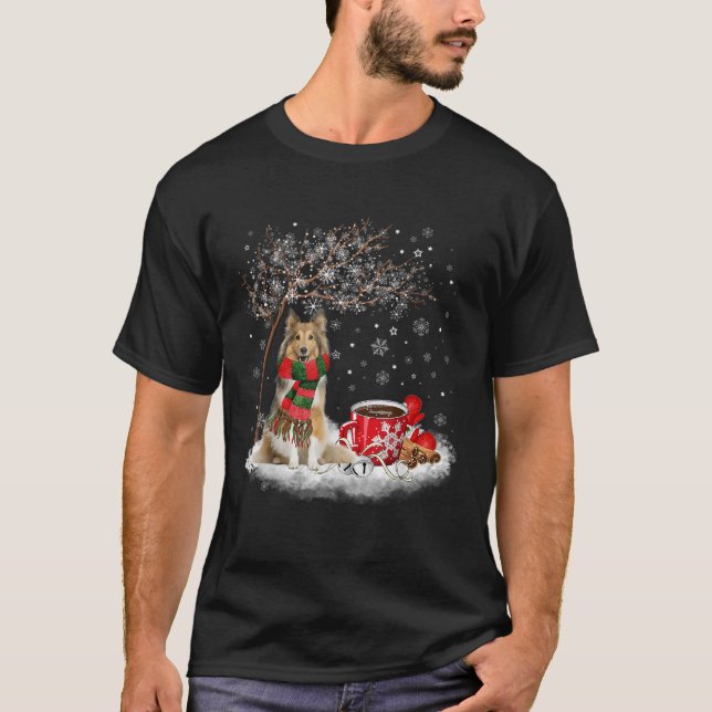 Sheltie Hund im Schnee Weihnachten Weihnachtsbaum T-Shirt (Vorderseite)