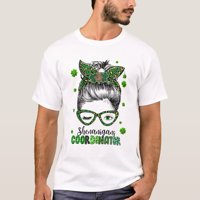 Shenanigans Coordinator Messy Bun Momlife St Patri T-Shirt (Vorderseite)