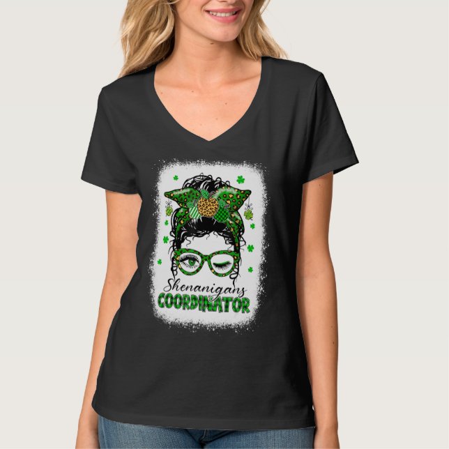 Shenanigans Coordinator Messy Bun Saint Patricks D T-Shirt (Vorderseite)