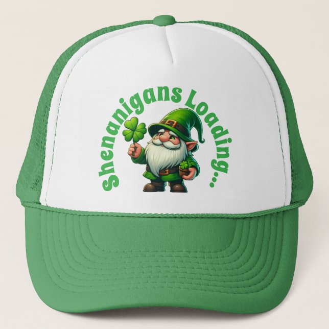 Shenanigans Loading Funny St. Patrick's Gnome Truckerkappe (Vorderseite)
