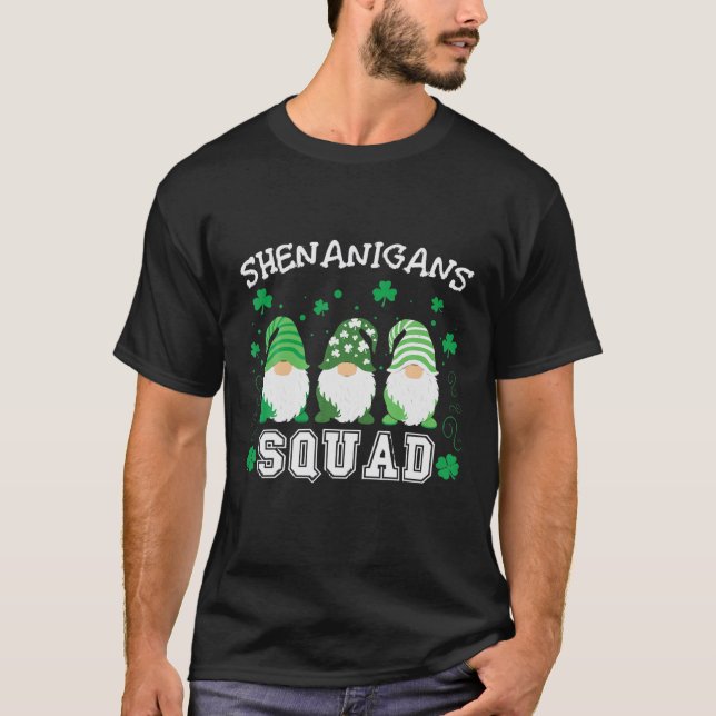 Shenanigans Squad Gnomes Holding Kleeblatt St Patr T-Shirt (Vorderseite)