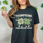 Shenanigans Squad Retro Custom St. Patrick's Day T-Shirt<br><div class="desc">Mit unserem Shenanigans Squad Retro Custom St. Patrick's Day T - Shirt - ein stilvoller und personalisierter Weg, den St. Patrick's Day mit Ihrer Crew zu feiern. Diese individuellen Shirts sind für Damen und Herren gleichermaßen geeignet und eignen sich somit hervorragend für einen abwechslungsreichen und festlichen Urlaub. Diese T-Shirts sind...</div>