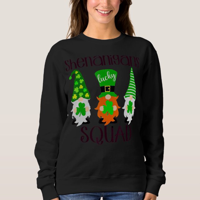 Shenanigans Squad St Patrick S Day Gnomes Holding Sweatshirt (Vorderseite)