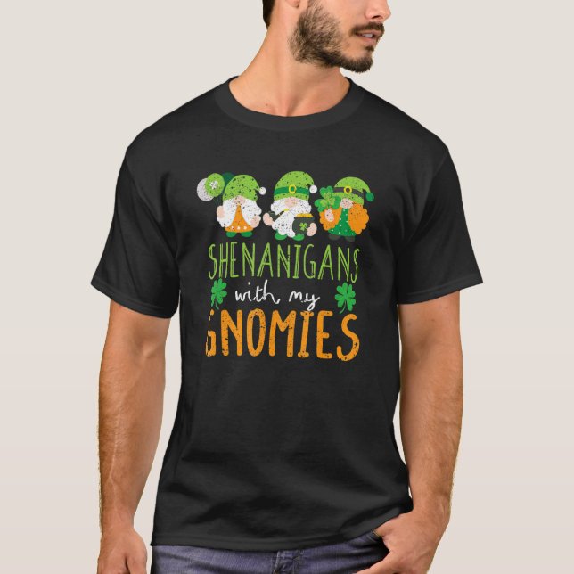Shenanigans With My Gnomies St Patrick's Day Gnome T-Shirt (Vorderseite)