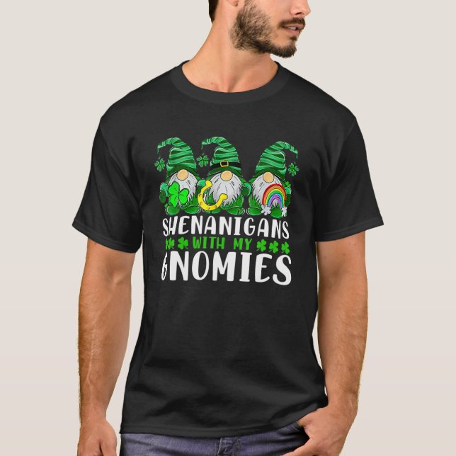 Shenanigans With My Gnomies St Patrick's Day Gnome T-Shirt (Vorderseite)