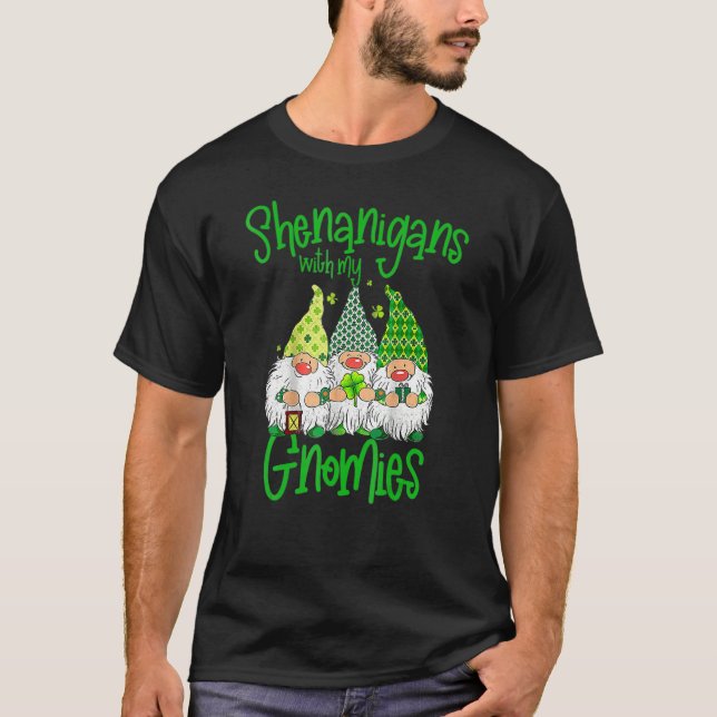 Shenanigans With My Gnomies St Patrick's Day Gnome T-Shirt (Vorderseite)