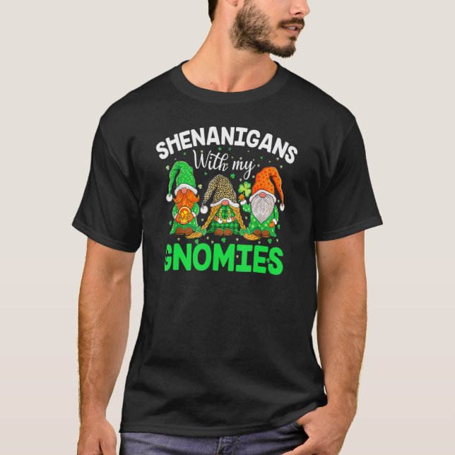 Shenanigans With My Gnomies St Patrick's Day Gnome T-Shirt (Vorderseite)