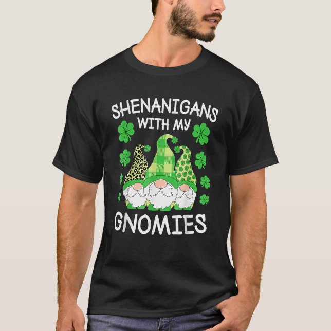 Shenanigans With My Gnomies St Patrick's Day Gnome T-Shirt (Vorderseite)