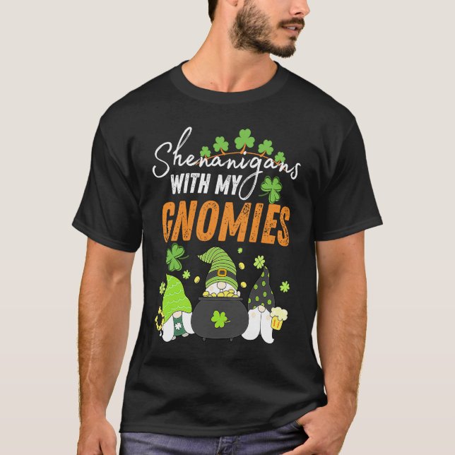 Shenanigans With My Gnomies St Patrick's Day Gnome T-Shirt (Vorderseite)
