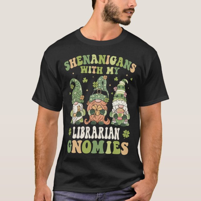 Shenanigans With My School Librarian Gnomes St Pat T-Shirt (Vorderseite)