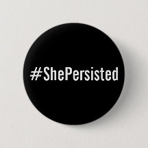 #ShePersisted, fett weißer Text auf schwarzer Tast