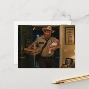 Sheriff mit Baby, Bier und Pizza Postkarte