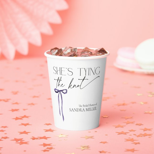 Shes bindet das Lila Brautparty des Knotens Pappbecher (Insitu)