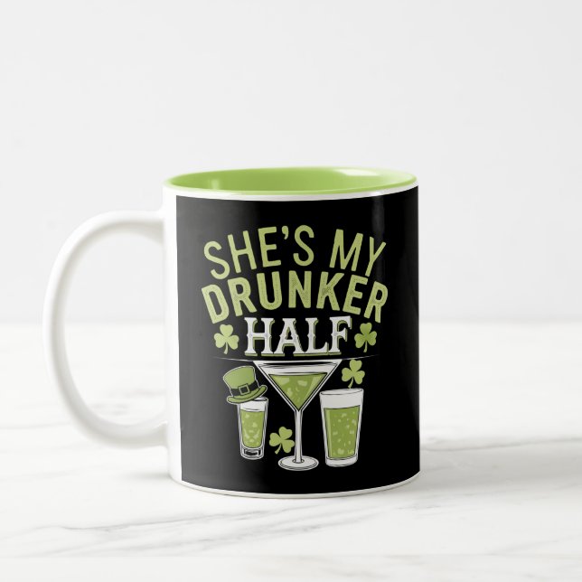 Shes mein Betrunkeneres halb St Patricks Matching  Zweifarbige Tasse (Links)