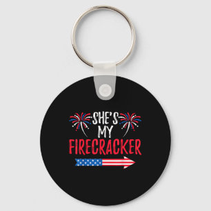 Shes mein Firecracker 4. Juli USA Patriotic Coup Schlüsselanhänger